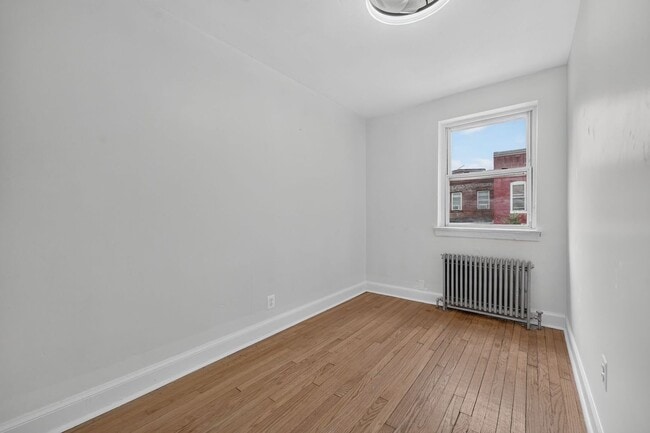 Building Photo - Large 4BR Row House with Basement