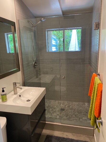 Building Photo - 777 E San Lorenzo Rd