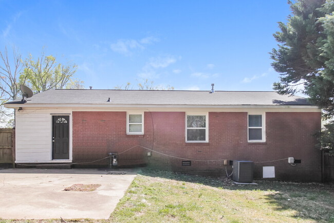 Building Photo - 2836 Parkmont Dr
