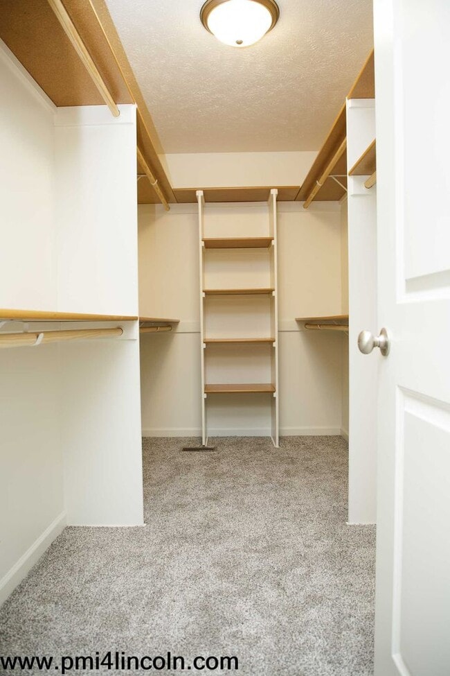 Building Photo - 9800 S 72 St – 5 beds/3 baths/ 3-stall