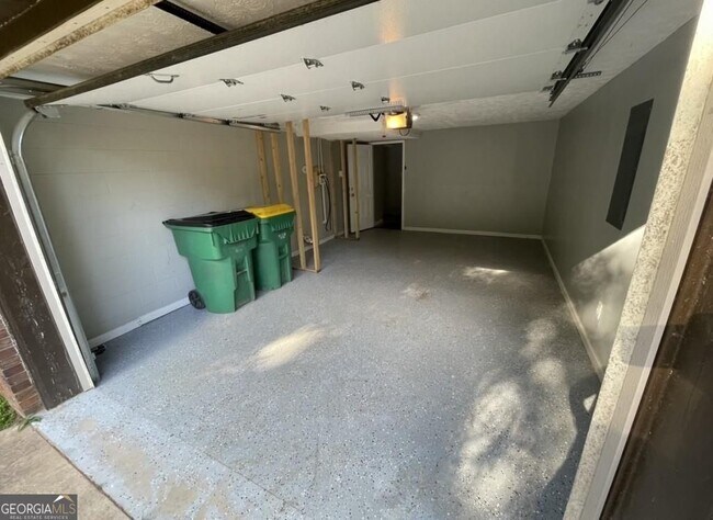 Building Photo - 19 Oak Hill Dr