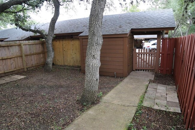 Building Photo - 4 Deerfield Dr