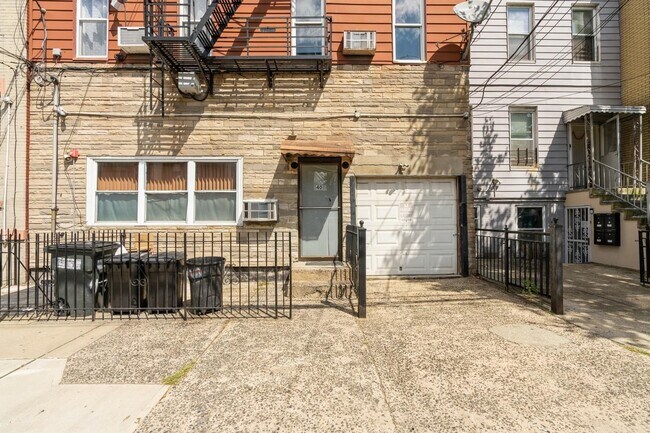 Building Photo - 40 Beacon Ave