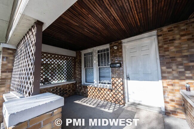 Building Photo - "Charming 3-Bed Duplex Retreat in Indianapolis – Spacious 1,318 Sq Ft with Modern Amenities!"