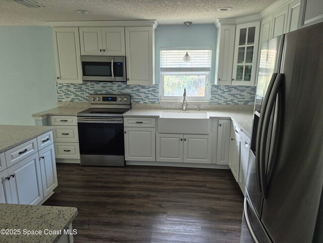 Building Photo - 333 Bahama Dr