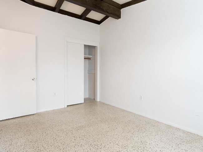 Building Photo - Spacious 5-Bed, 4-Bath Sarasota Home with ...
