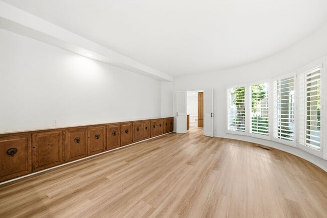 Building Photo - Alto Cedro Estate Lease