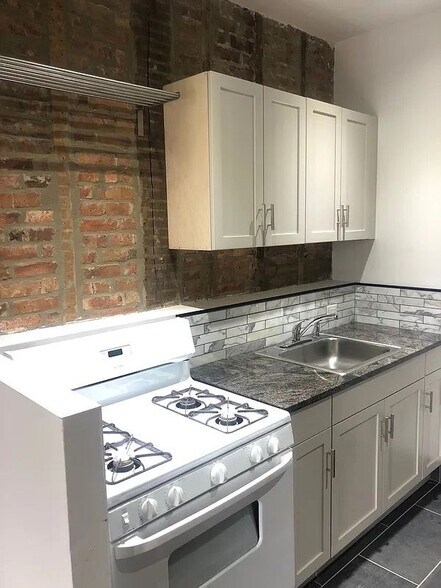 Building Photo - 726 Lorimer St