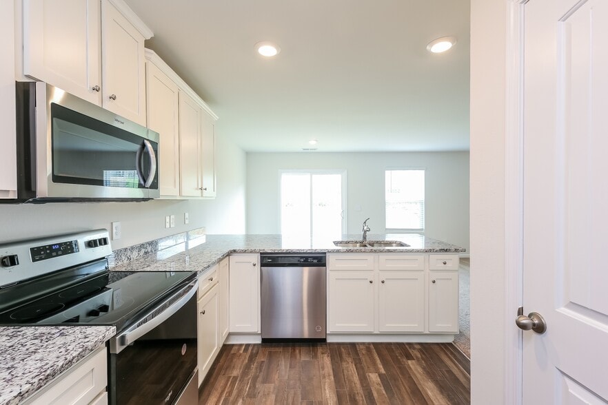 Building Photo - 2219 Southlea Dr