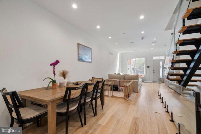 Building Photo - 2409 Oakford St