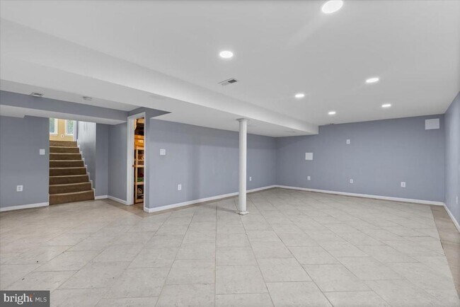 Building Photo - 2215 Loch Lomond Dr