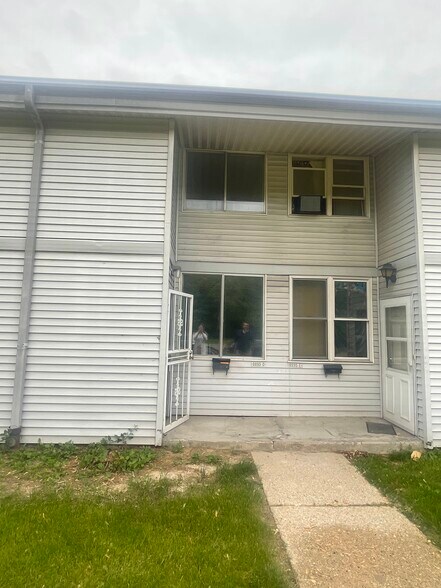 Building Photo - 8895 N Swan Rd