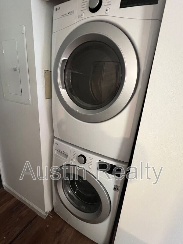 Building Photo - 348 N Newstead Ave