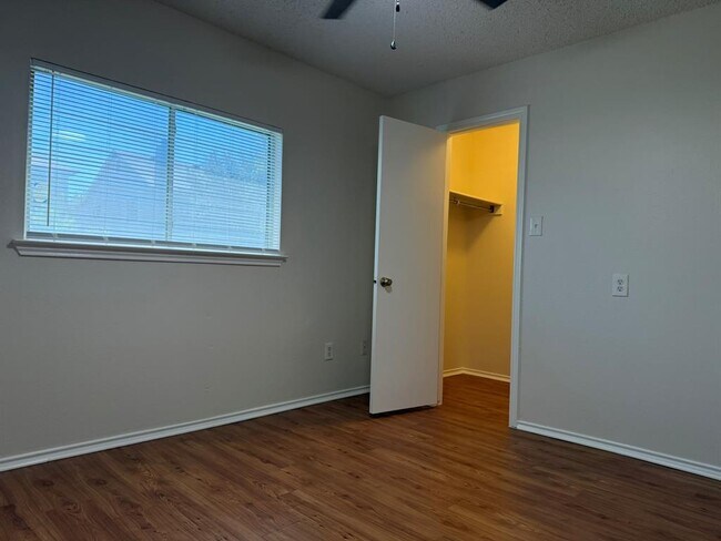 Building Photo - 1030 London Ln