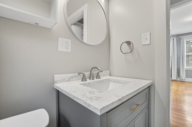 Building Photo - 6 Bed/3 Bath Remodeled Hyde Park Home w/Ce...