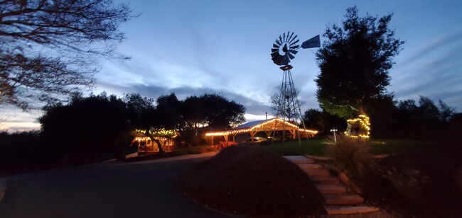 Building Photo - 910 Canyon Ridge Rd