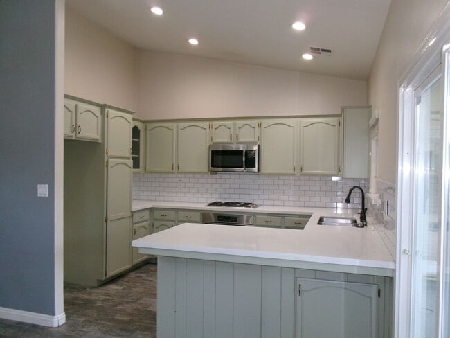 Building Photo - NW-WITH POOL !