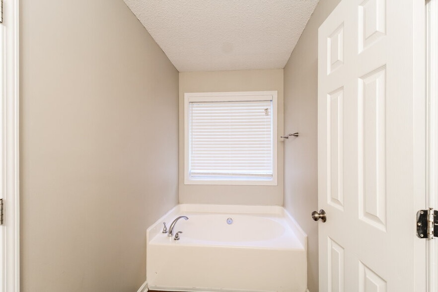 Building Photo - 2847 James Henry Dr