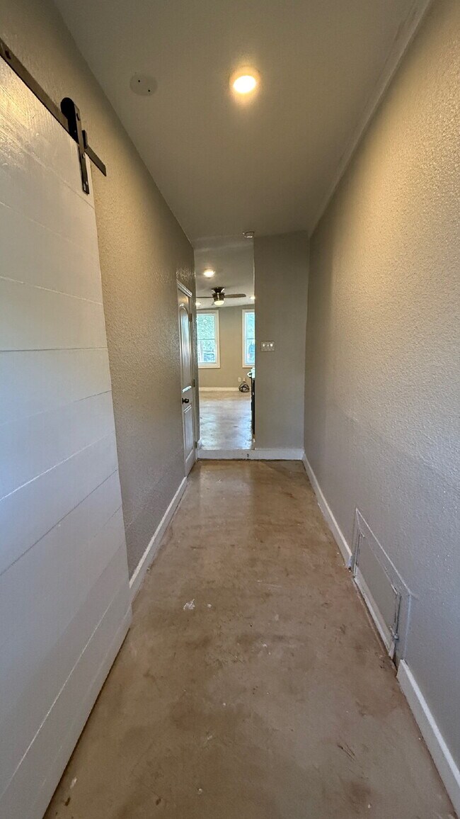 Building Photo - Cozy Studio for Rent — Prime Dignowity Location!