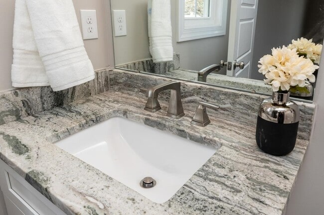 Building Photo - 1013 B St