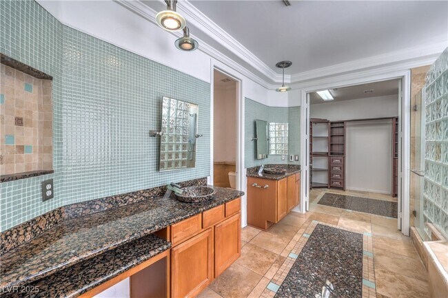 Building Photo - 10227 Sunset Gardens Dr
