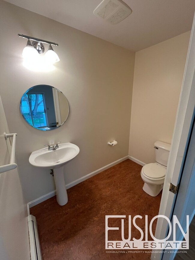 Building Photo - Impeccably Maintained 3bd, 2 bth Stonington Circle Condo!