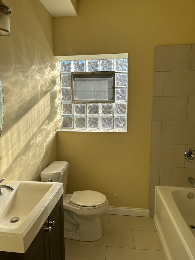 Building Photo - 720 N Homan Ave