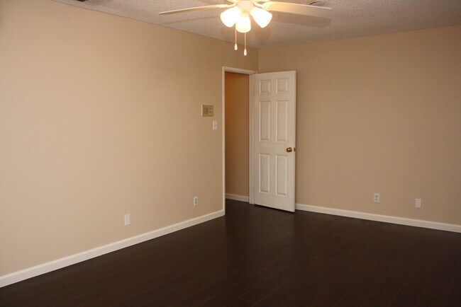 Building Photo - Superb Dual Master Townhome!
