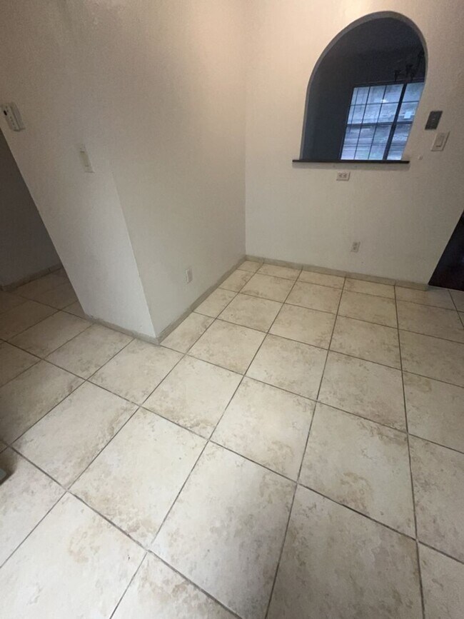 Building Photo - 1052 Monte Largo Dr NE