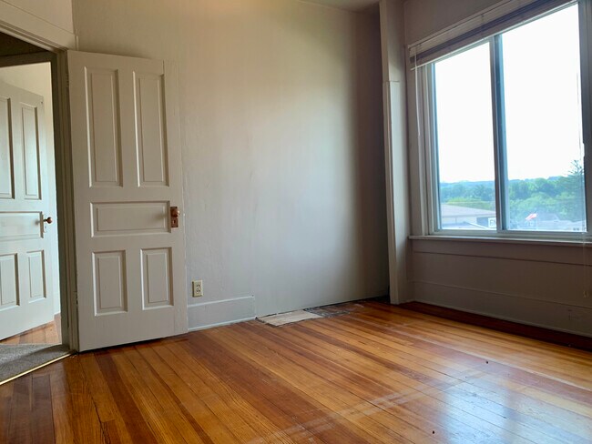 Building Photo - 113 Saint Anthony St N