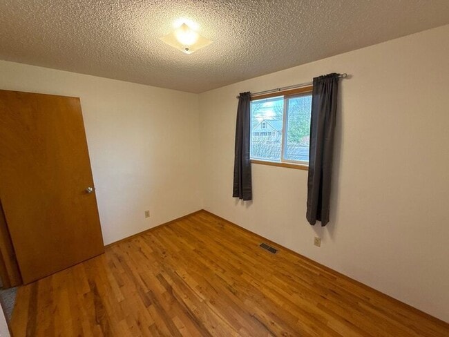 Building Photo - 1650 NW Highland Dr