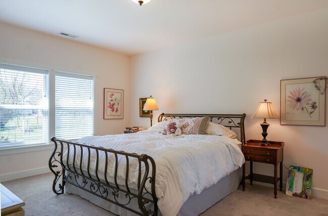 Building Photo - Beautiful Dover Bay Home