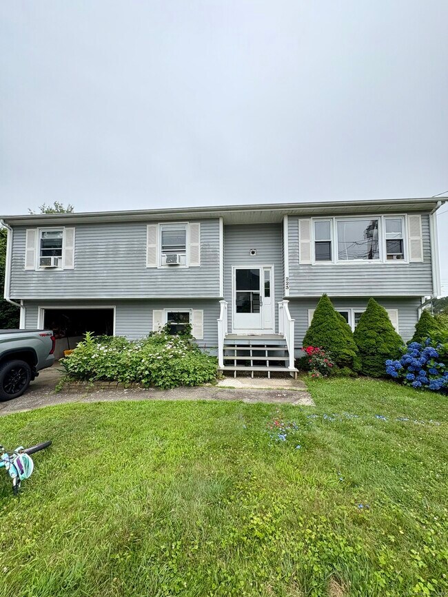 Building Photo - 223 Seneca Dr