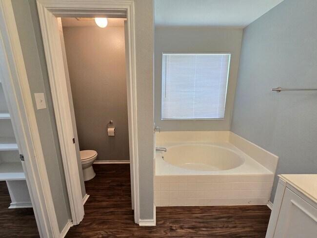 Building Photo - 5820 Show Master Ln