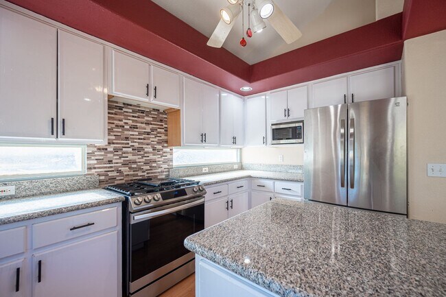 Building Photo - Silverado Ranch - Cul-de-sac.  Downstairs Bedroom and Bathroom