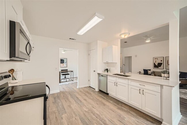 Building Photo - 905 Jasmine Trail