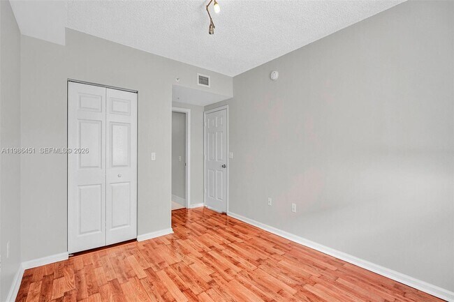 Building Photo - 17150 N Bay Rd