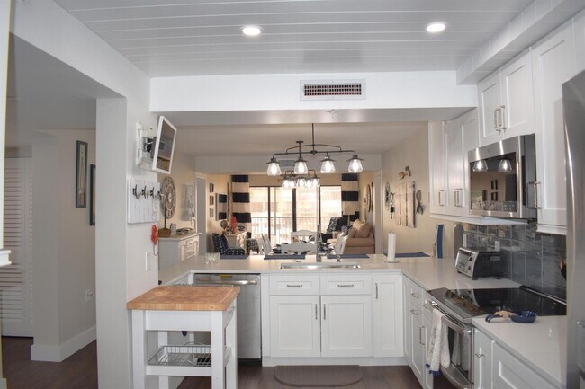 Building Photo - 1301 Cir