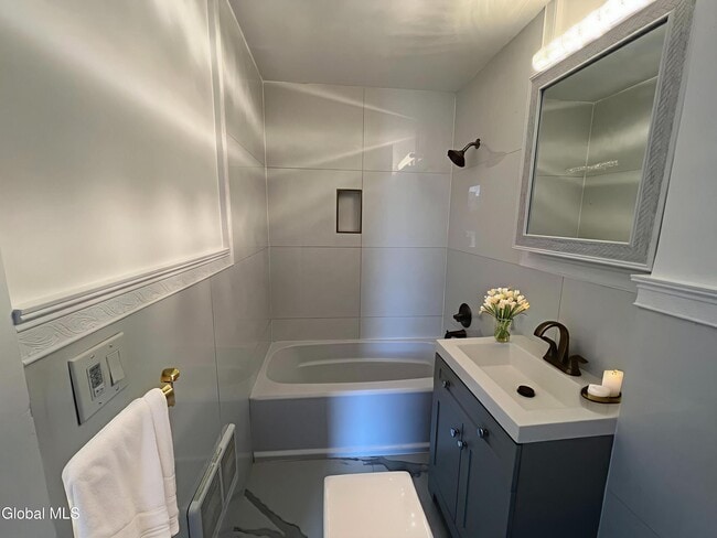 Building Photo - 5 Broadway