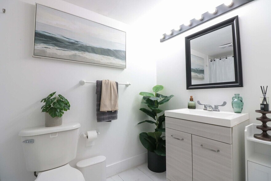 Building Photo - 1 SE 12th St