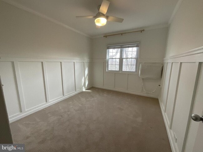 Building Photo - 1927 N Quaker Ln