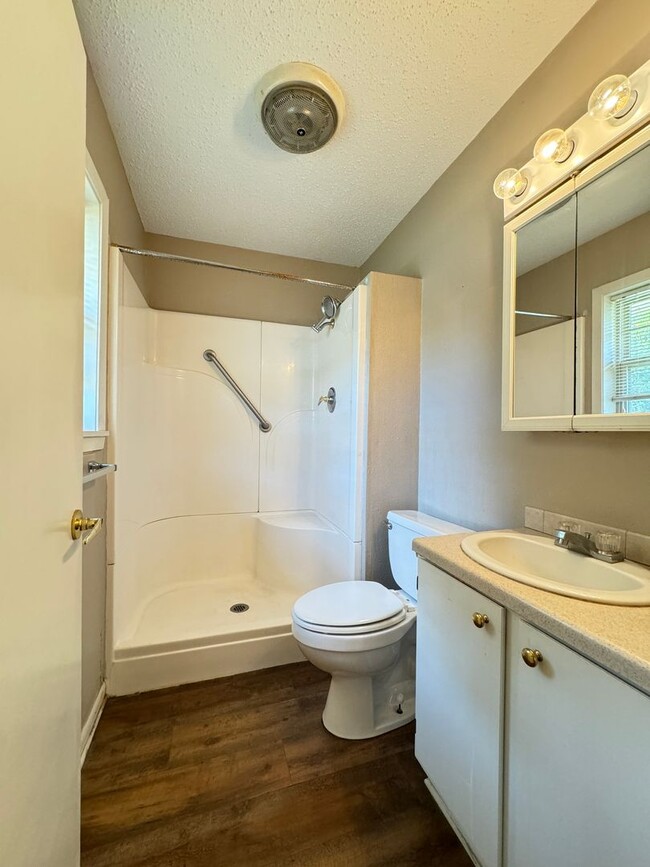 Building Photo - Beautiful 3 Bed 2 Bath Home