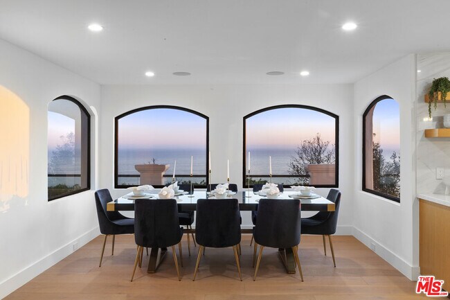Building Photo - 3909 Villa Costera