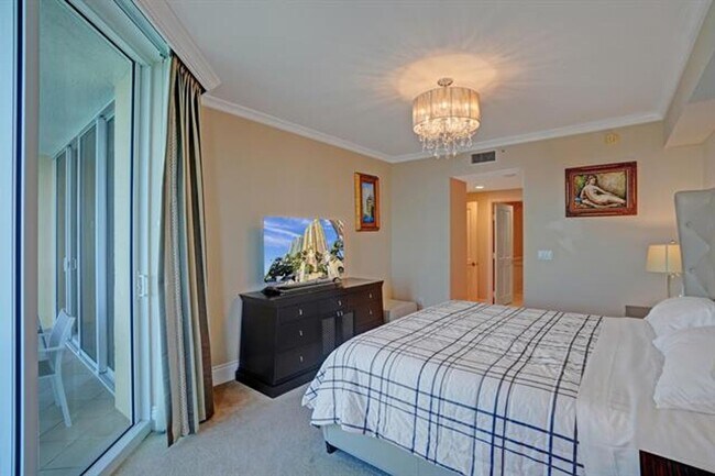 Building Photo - 17875 Collins Ave