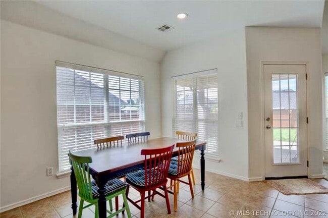 Building Photo - Large open 3 bed, 3 car Garage in The Highlands at Forest Ridge
