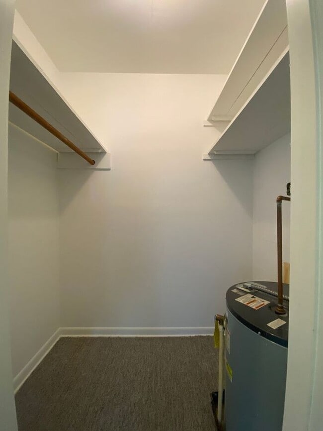 Building Photo - Remodeled 1 Bedroom Apartment!!! Walk to t...