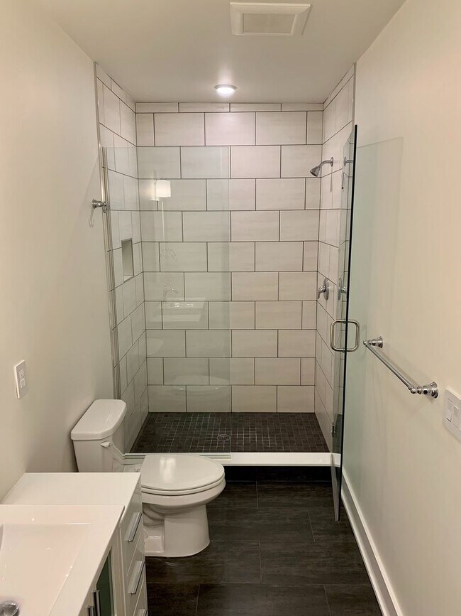 Building Photo - Stunning 2-Bed Condo with Private Roof Deck in Norris Square! Available mid-July!