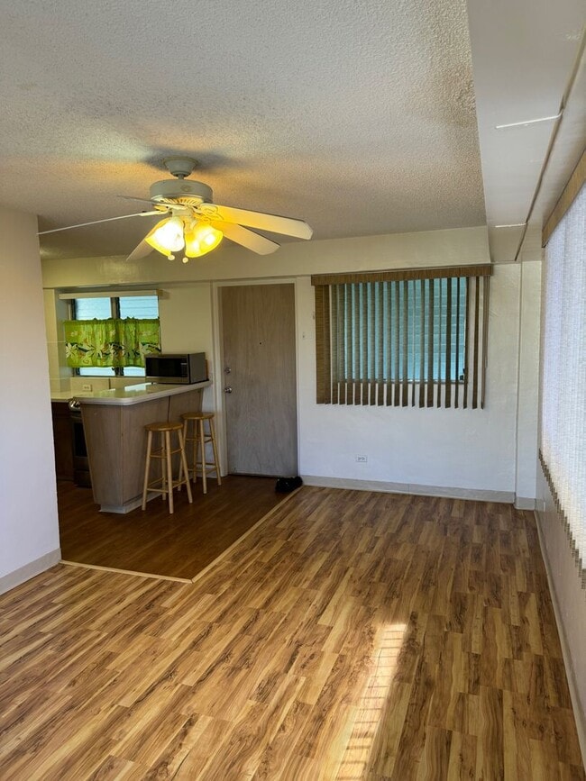Building Photo - Central location! 1 bedroom, 1 bath, 1 parking. - Pet Possible - Available Now!