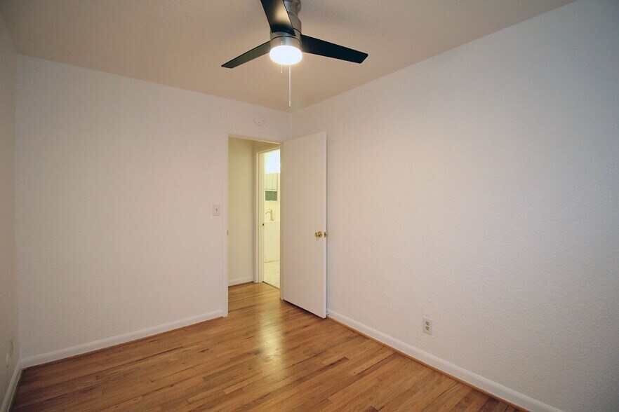 Building Photo - 1902-1910 N Kilpatrick St - Kenton