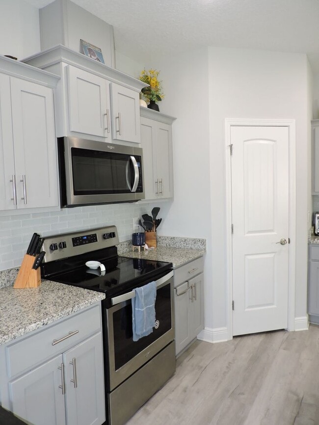 Building Photo - Easy access to interstate, shopping & Navy...